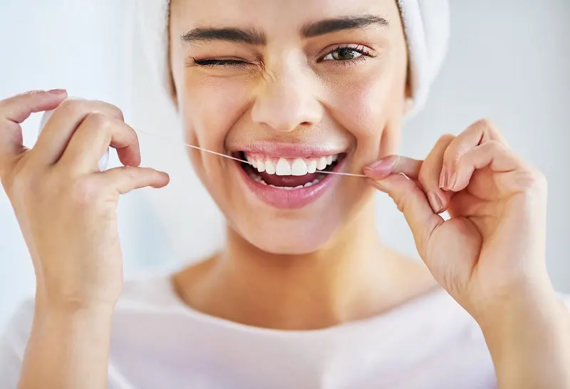 Bên cạnh việc tìm hiểu về việc uống thuốc phù hợp khi răng khôn mọc, việc vệ sinh răng miệng kỹ càng cũng rất quan trọng. Để khử trùng tự nhiên hiệu quả. Dùng chỉ nha khoa để vệ sinh răng khi mọc răng khôn 