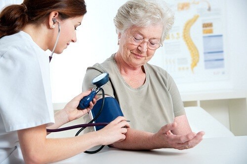 Tăng huyết áp ở người lớn tuổi có nhiều biến chứng tiềm ẩn, nên câu hỏi thường được đặt ra là "tại sao người cao tuổi bị tăng huyết áp lại có nguy cơ xuất huyết não?". Để biết thêm thông tin, vui lòng xem các bài viết sau: