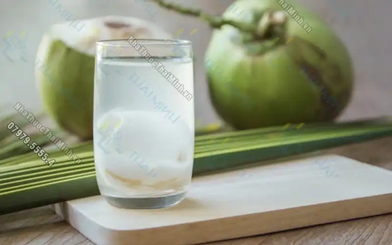 Góc giải đáp: Có kinh uống nước dừa được không?