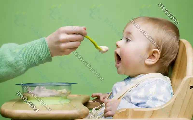 Mẹ thắc mắc có nên dùng cháo ăn liền cho bé không?