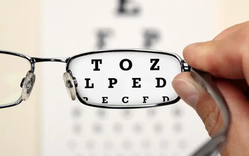 Cận thị là một vấn đề thị giác phổ biến và ngày càng có nhiều người bị mắc. Tuy nhiên, nhiều người vẫn cho rằng cận thị chỉ gây khó khăn trong cuộc sống hàng ngày, không nhận ra rằng khi tiến triển nghiêm trọng, cận thị có thể gây ra các bệnh mắt và biến chứng nguy hiểm, đe dọa chức năng thị giác và có thể dẫn đến mất mù lòa vĩnh viễn.