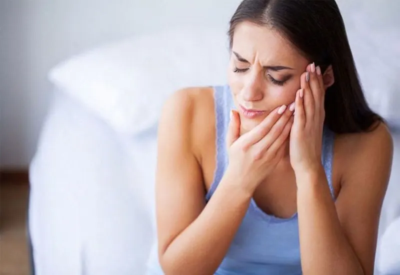 Bạn có thể ngạc nhiên khi biết rằng đau răng cũng là một triệu chứng của bệnh viêm xoang. Nhưng nó hoàn toàn là sự thật. Nhiễm trùng xoang thường có thể gây đau răng ở một hoặc cả hai răng hàm trên (răng sau), tùy thuộc vào mức độ và vị trí nhiễm trùng.
