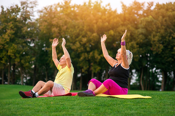 Luyện tập thể dục thường xuyên: Đi bộ nhanh, yoga hoặc bơi lội, để giảm nguy cơ cao huyết áp và cải thiện sức khỏe tổng thể. Hoạt động thể chất ít nhất 30 phút mỗi ngày.