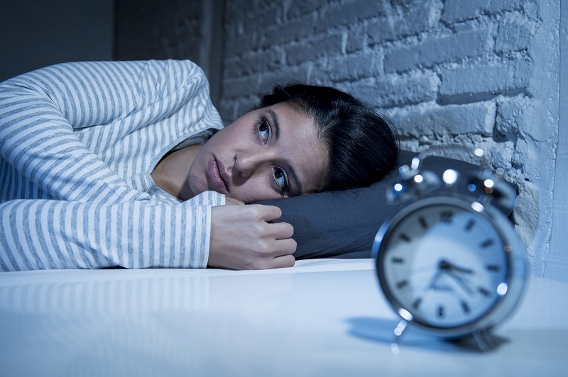 Mất ngủ là một hiện tượng rất phổ biến trong đó giấc ngủ bị xáo trộn do nhiều yếu tố khác nhau như căng thẳng, lo lắng, trầm cảm hoặc những vấn đề sức khỏe. Mất ngủ có các biểu hiện khác nhau như khó ngủ, thức dậy thường xuyên trong đêm, hoặc thức dậy quá sớm vào buổi sáng... Mách bạn 5 cách tự nhiên chống mất ngủ