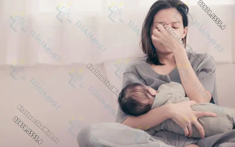 Sau khi sinh, các bà mẹ thường trải qua tình trạng mất ngủ do nhu cầu về sức khỏe và tinh thần khi chăm sóc trẻ. Các yếu tố như cơn đau do vết mổ hoặc vết khâu tầng sinh môn, việc cho con bú