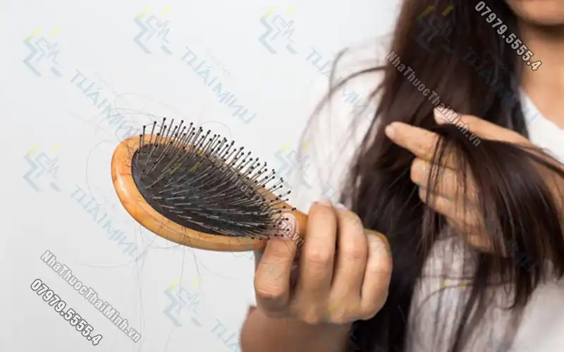 nguyên nhân gây gãy rụng tóc, chẳng hạn như di truyền, căng thẳng tinh thần, rối loạn nội tiết tố, tác dụng phụ của thuốc kháng sinh, chế độ ăn uống thiếu dinh dưỡng, hoặc việc chăm sóc tóc không đúng cách,... và thói quen thức khuya thường xuyên cũng đóng góp vào việc làm mái tóc ngày càng thưa thớt. 