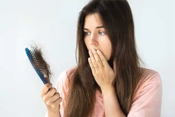rụng tóc là tác hại của việc thức khuya