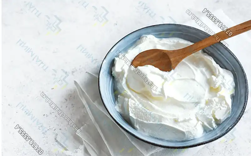 Bên cạnh đó, bạn cũng có thể sử dụng sữa chua Hy Lạp để phủ lên các loại thực phẩm khác, như một lớp kem cho bánh mì hoặc khoai tây nướng. Thậm chí, một số người còn sử dụng nó như một thay thế cho bơ và mayonnaise để giảm lượng chất béo tiêu thụ. 