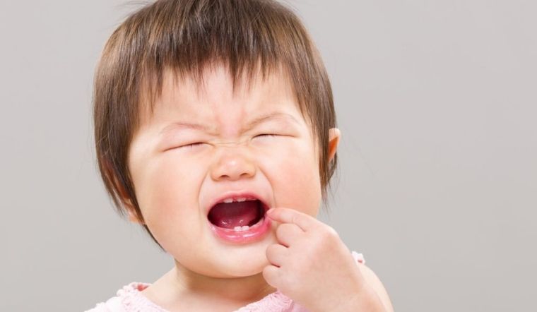Trẻ sốt mọc răng nên ăn gì để nhanh giảm đau