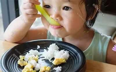 Bé 11 tháng tuổi ăn cơm được chưa?