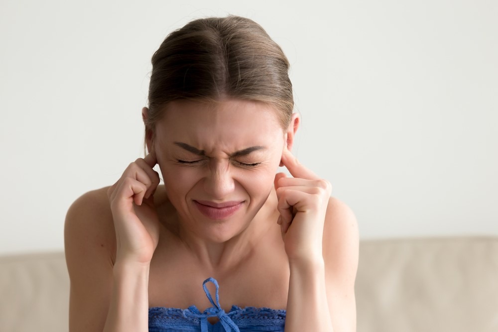 Tình trạng viêm đi kèm với nhiễm trùng xoang có thể khiến ống Eustachian nối tai giữa với cổ họng bị viêm, và tạo chất nhầy và chất lỏng tích tụ trong tai. Ù tai, hoặc cảm giác đầy tai, xảy ra khi ống tai bị tắc nghẽn hoặc trục trặc. Có thể cảm thấy những âm thanh lạo xạo hoặc răng rắc trong tai, đau ở một hoặc cả hai tai và khó giữ thăng bằng