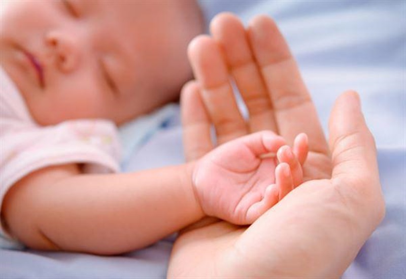 Tình trạng chân tay lạnh đầu toát mồ hôi ở trẻ em: Nguyên nhân và cách khắc phục
