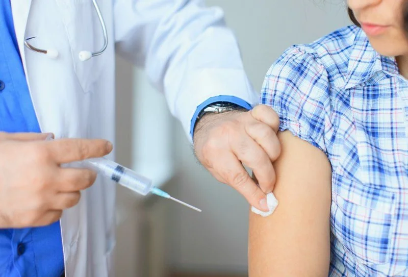 Cần chú ý điều gì để giảm đau sau khi tiêm vắc xin?