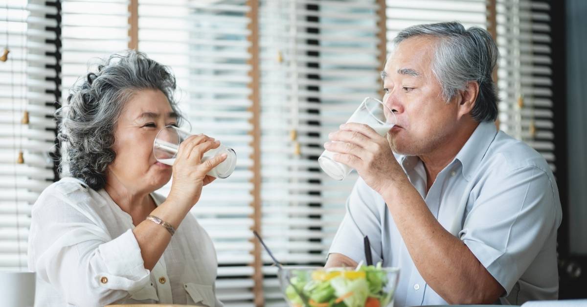 Người già nên uống gì cho khỏe? Các loại thức uống dinh dưỡng cho người già