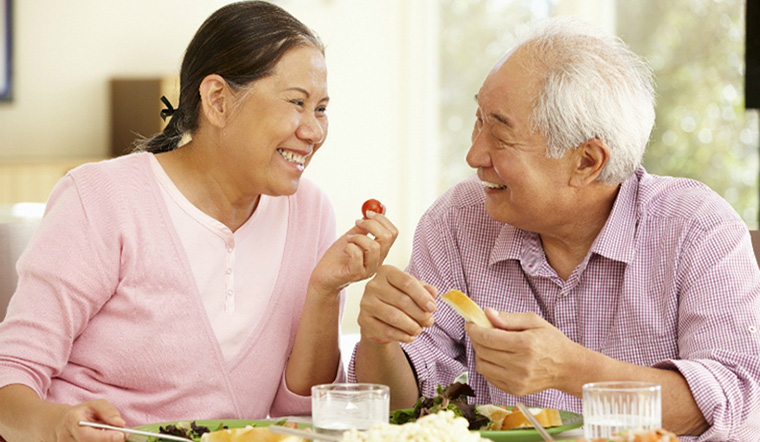 Táo bón ở người già nên ăn gì? Mẹo chữa táo bón cho người già bằng thực phẩm