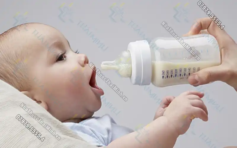 Trẻ bú bình bao nhiêu là đủ? Cách tăng lượng sữa cho bé bú bình