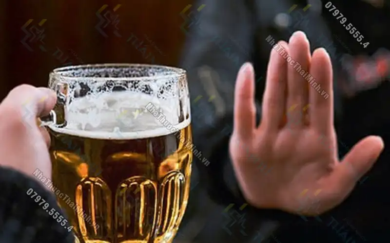 Triệu chứng đi ngoài ra máu sau khi uống rượu bia có nguy hiểm không?