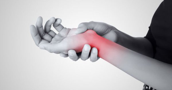 Bị đau khớp cổ tay thường xuyên có nguy hiểm không?