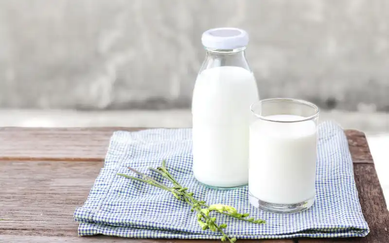 Uống sữa hết hạn có sao không? Ngộ độc sữa hết hạn gây ra triệu chứng gì?
