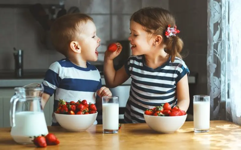Thời gian lý tưởng cho trẻ ăn vặt và những món ăn vặt cần nên tránh