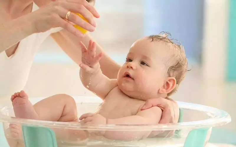 Góc mẹ bỉm sữa: Tắm cho bé và những điều mẹ bỉm nên lưu ý để bảo vệ da trẻ