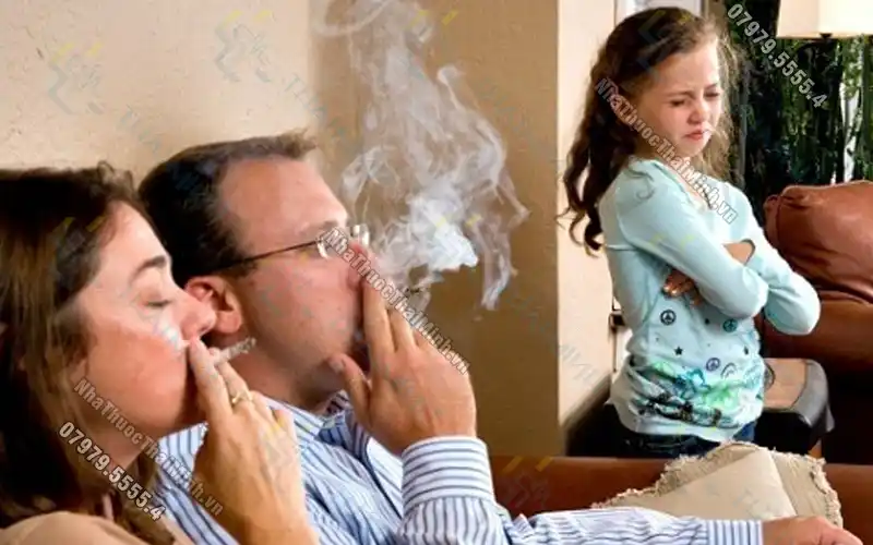 Hút thuốc lá gần trẻ em bị hen suyễn: hành động cực kì nguy hiểm