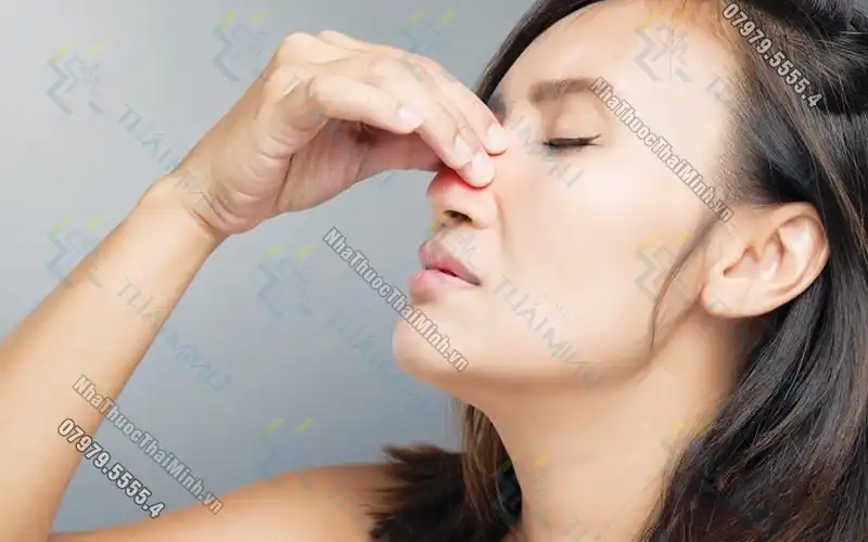 Thắc mắc: Viêm mũi dị ứng có nâng mũi được không?