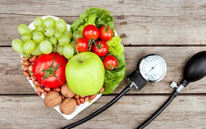 Chế độ dinh dưỡng cho người cao huyết áp cần tuân thủ nguyên tắc nào?