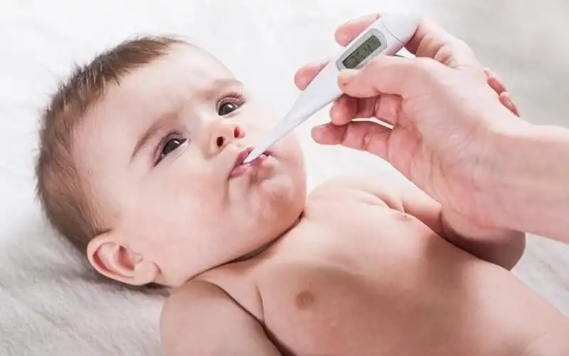 Mách mẹ bỉm những cách hạ sốt cho trẻ sơ sinh không dùng thuốc